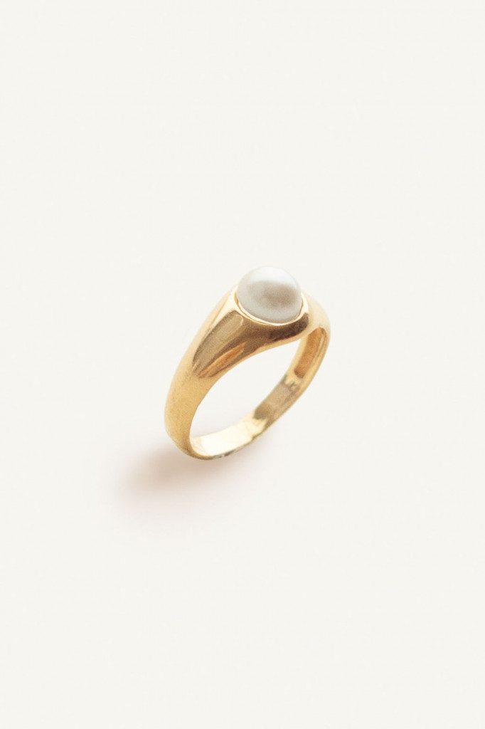 Kinn Pearl Signet Ring in gold